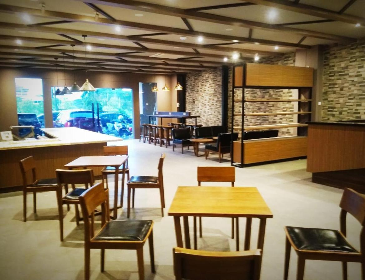 호텔 마리나 에어포트 세마랑 외부 사진
